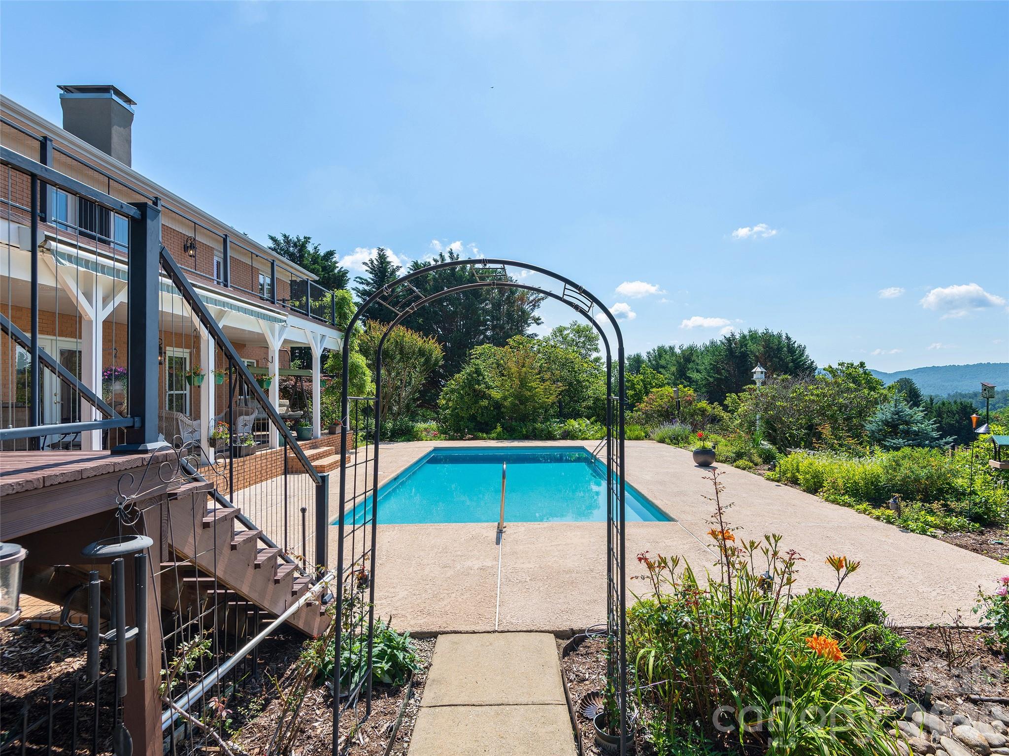 18 Thornapple Drive — Hendersonville