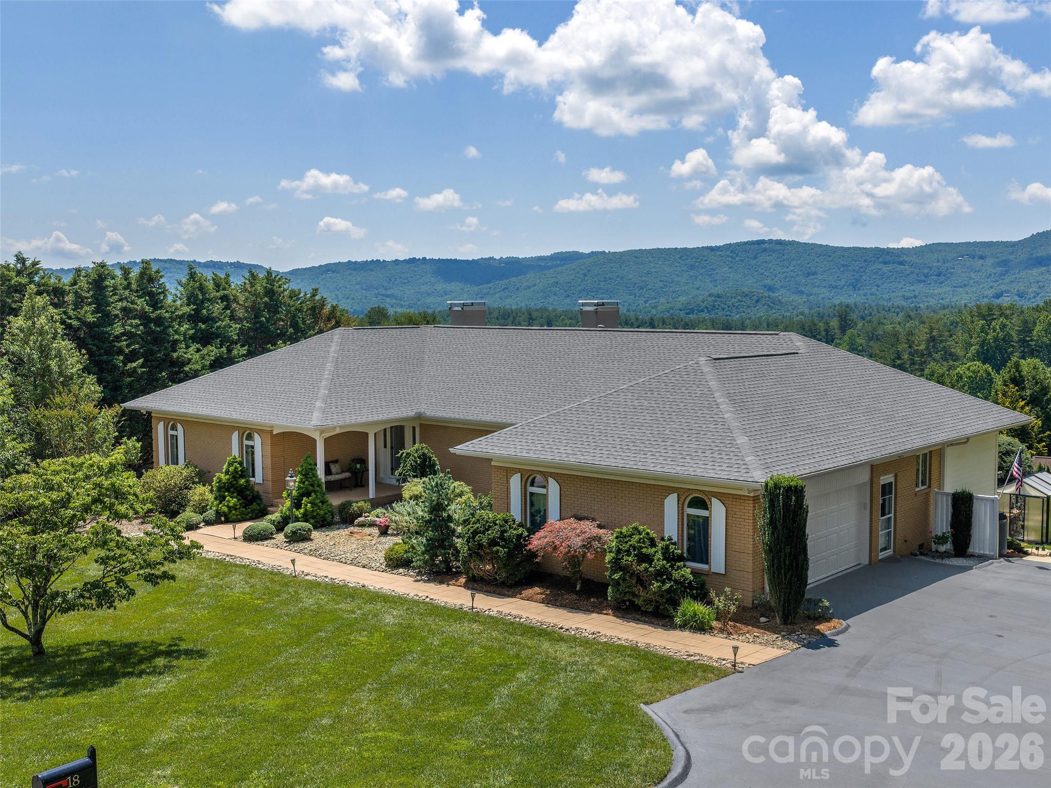 18 Thornapple Drive — Hendersonville
