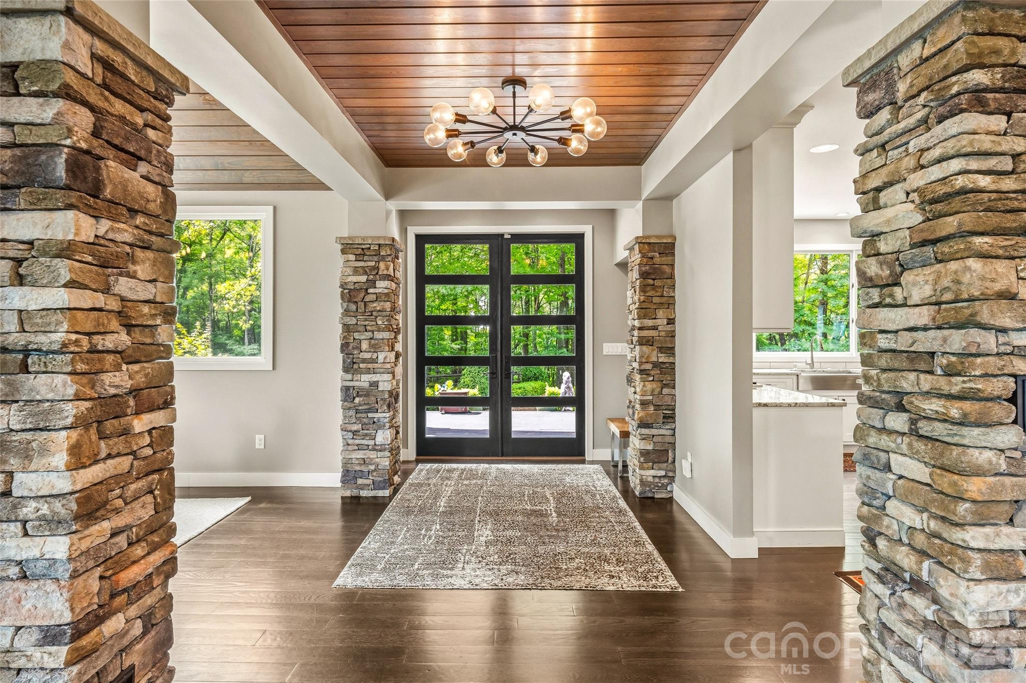 233 Tanglewood Lane — Saluda