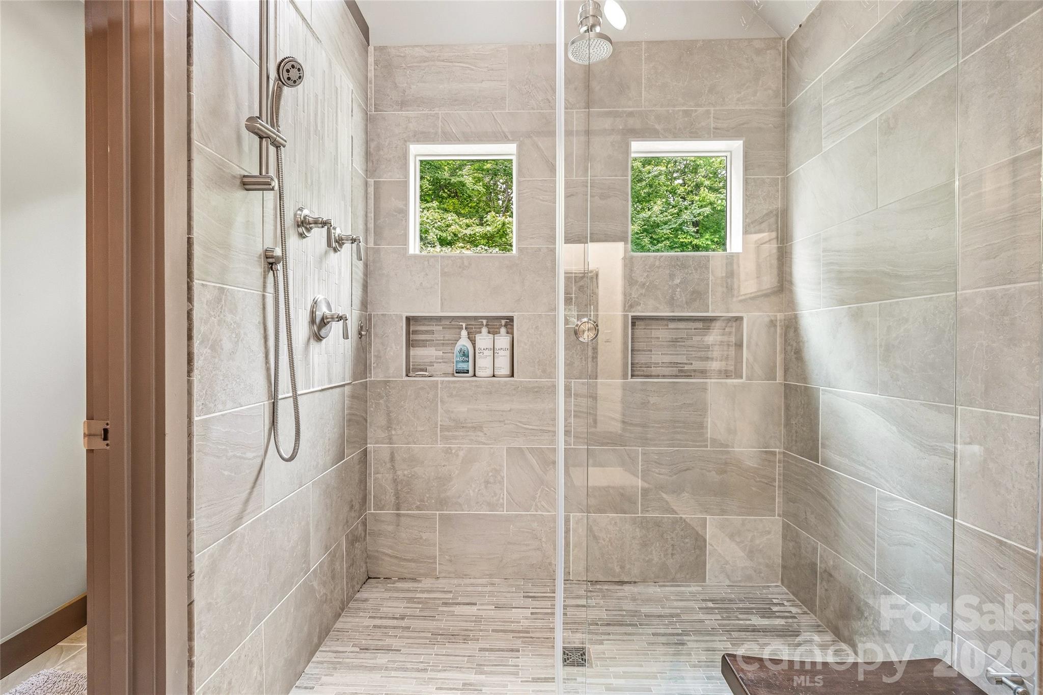 233 Tanglewood Lane — Saluda