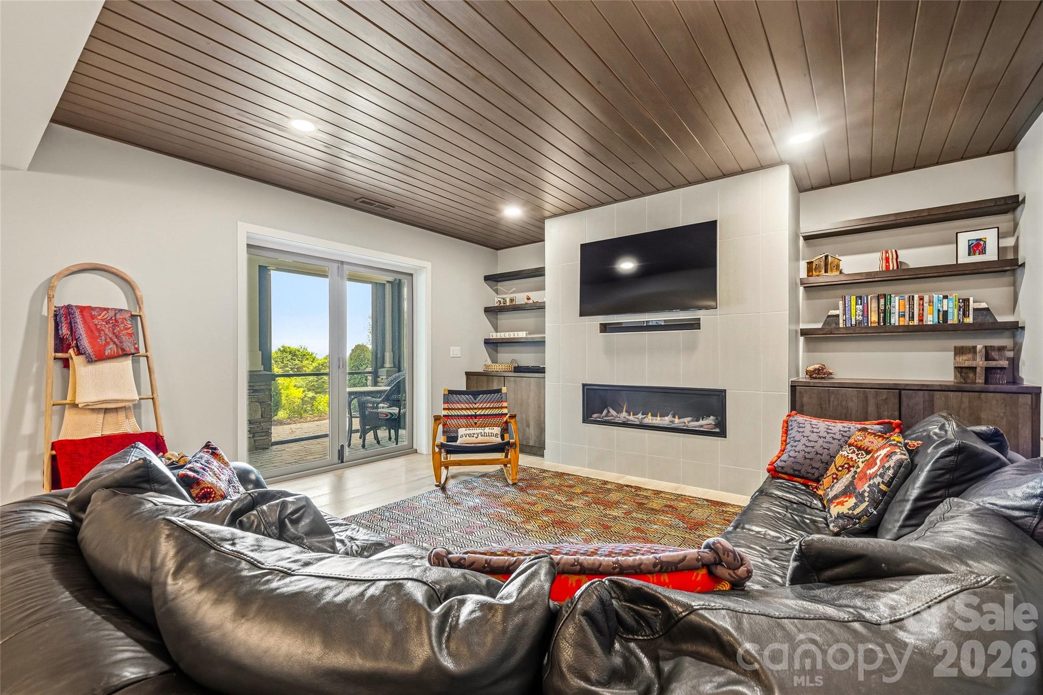 233 Tanglewood Lane — Saluda