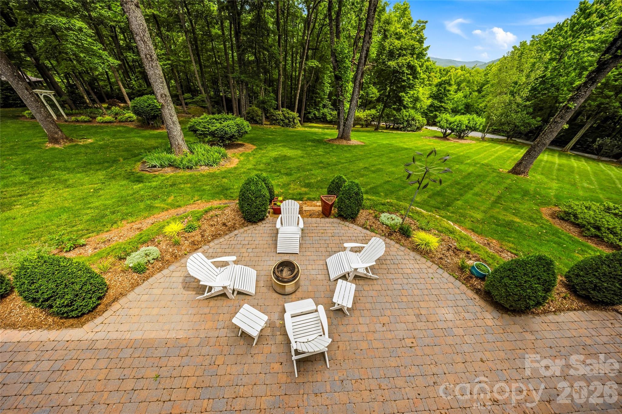 233 Tanglewood Lane — Saluda