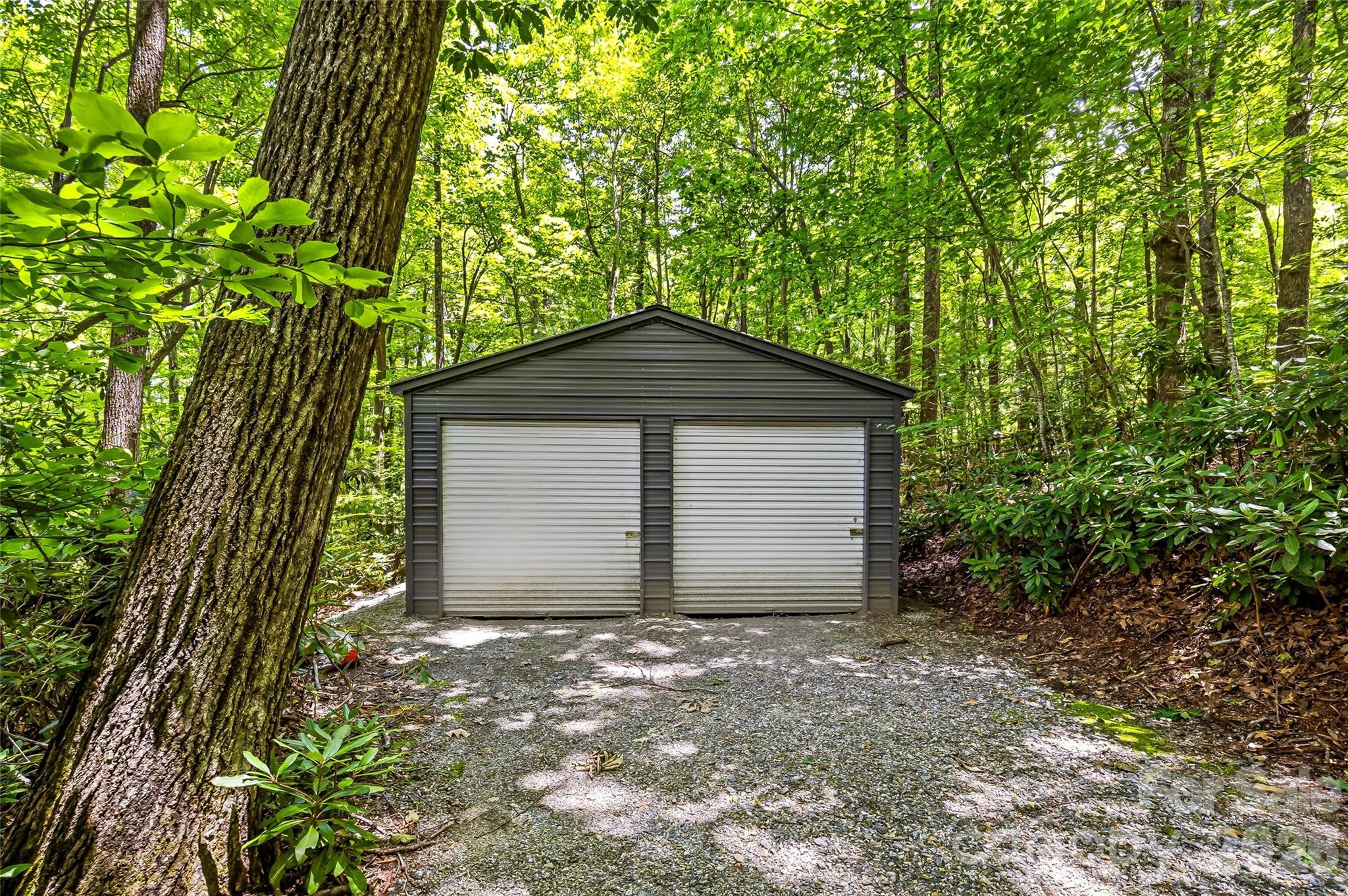 233 Tanglewood Lane — Saluda