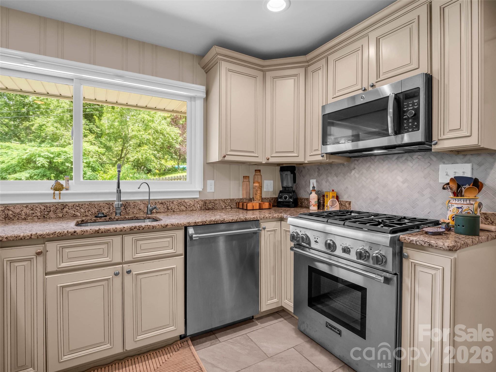 2 Bevlyn Drive — Asheville
