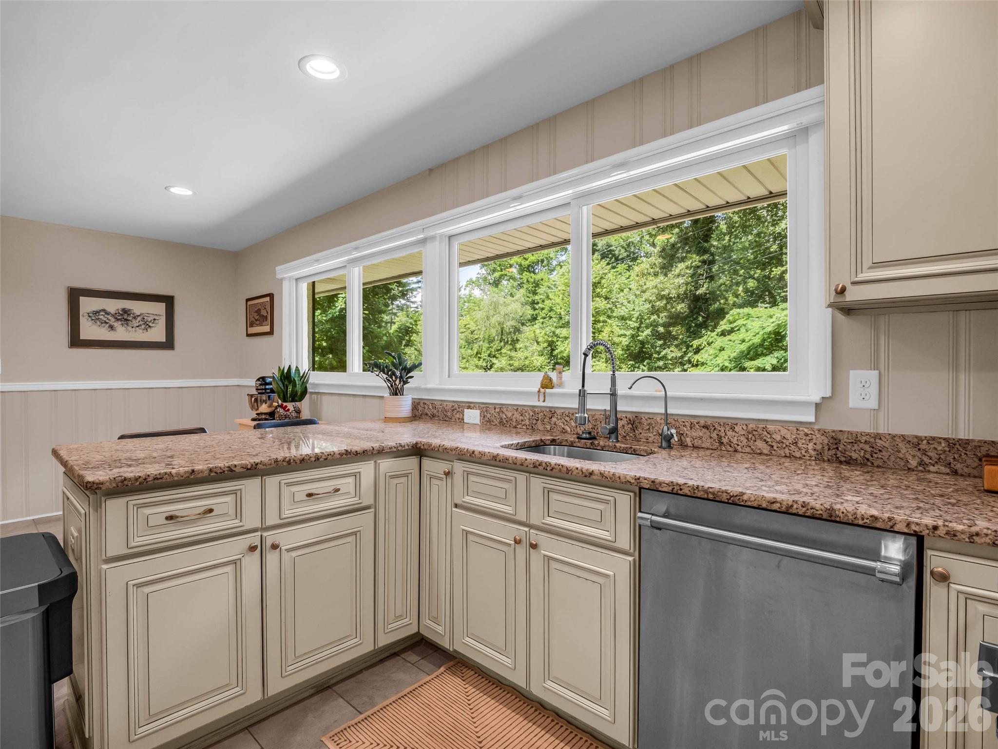 2 Bevlyn Drive — Asheville