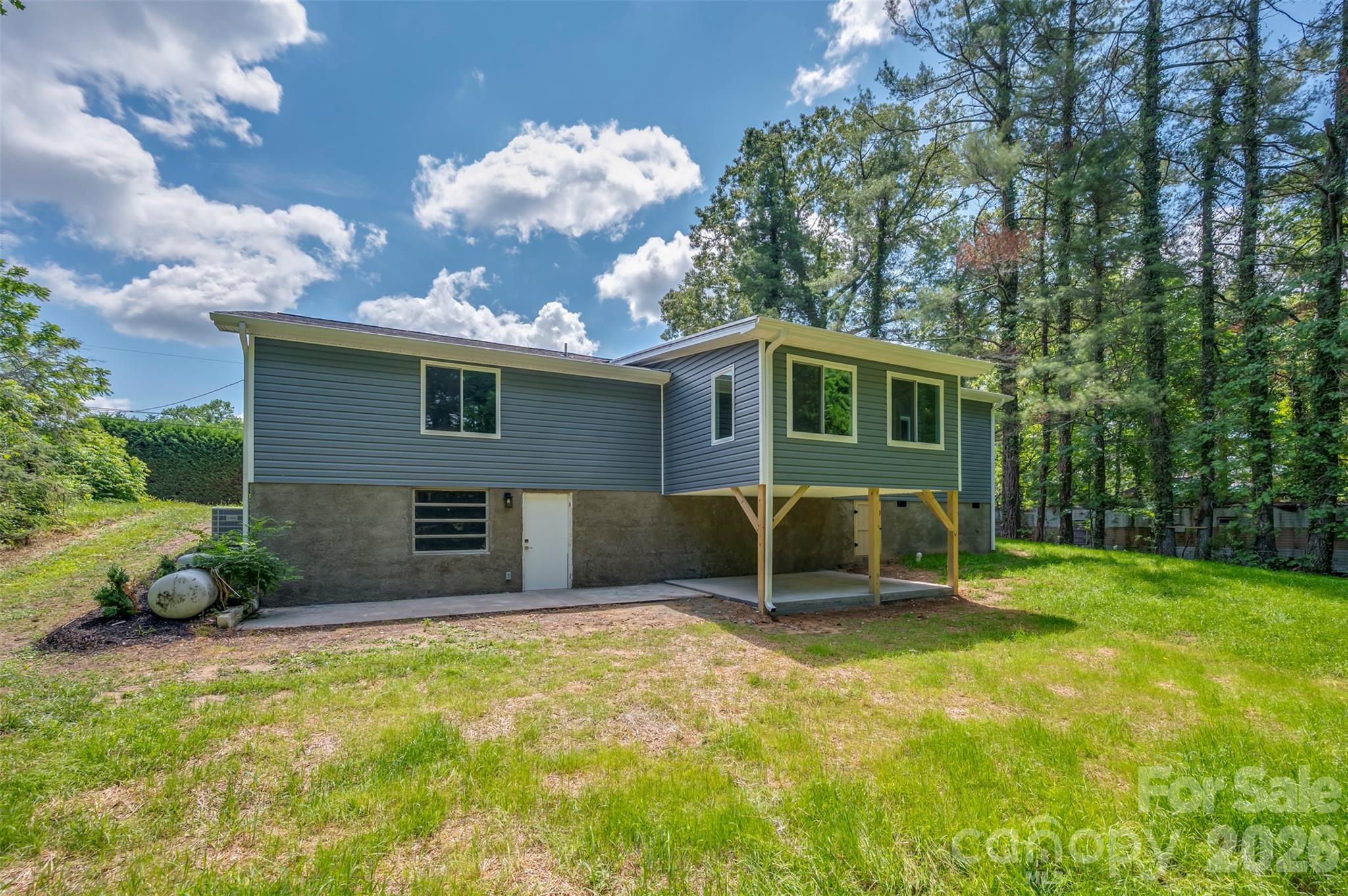 323 Stepp Avenue — Hendersonville