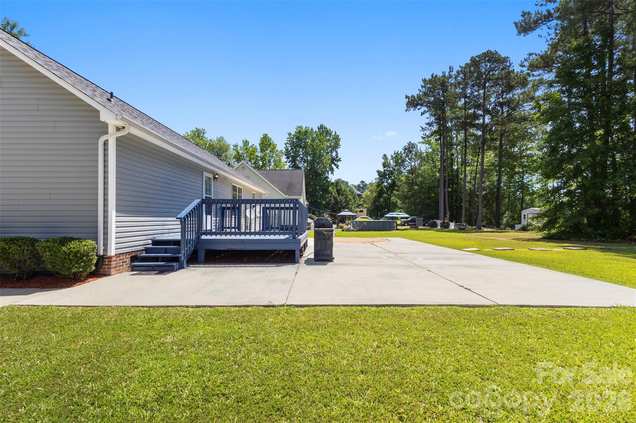 2004 Hunters Ridge Road — Lancaster