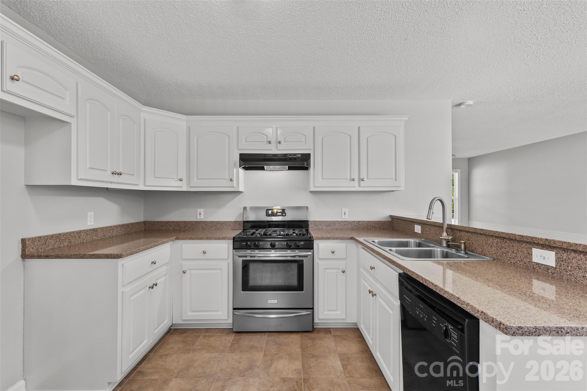 2004 Hunters Ridge Road — Lancaster