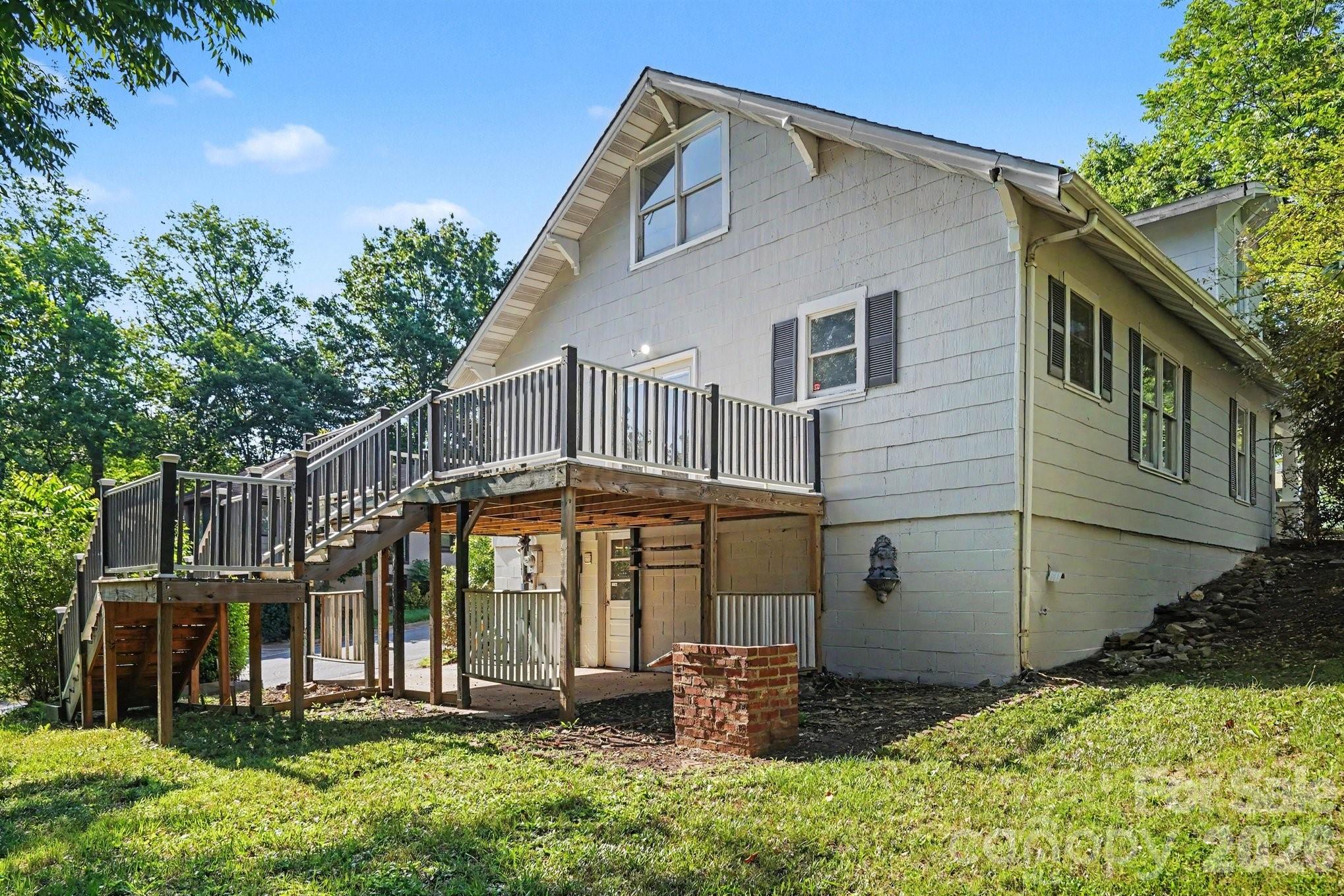 1402 1st Avenue Place NW — Hickory