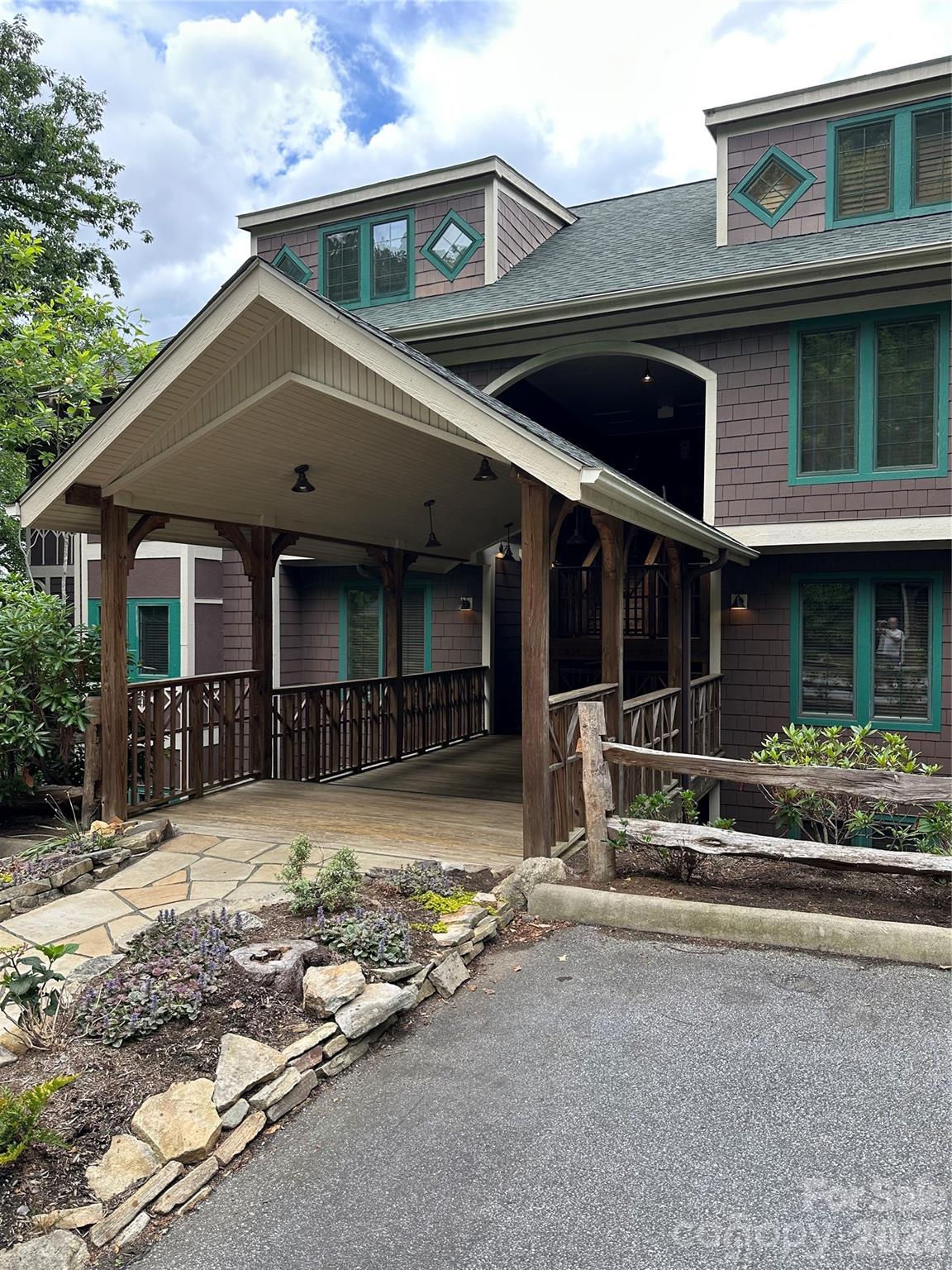 222 Creekside Way #D/101 — Burnsville