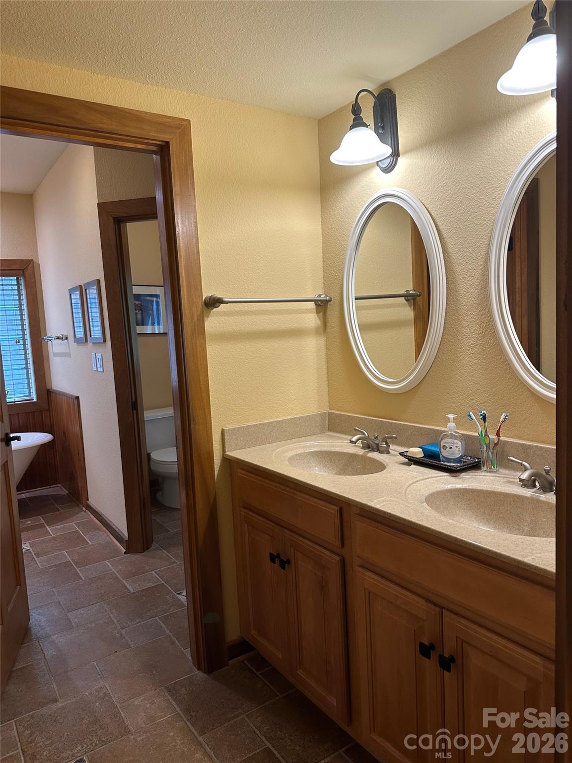 222 Creekside Way #D/101 — Burnsville