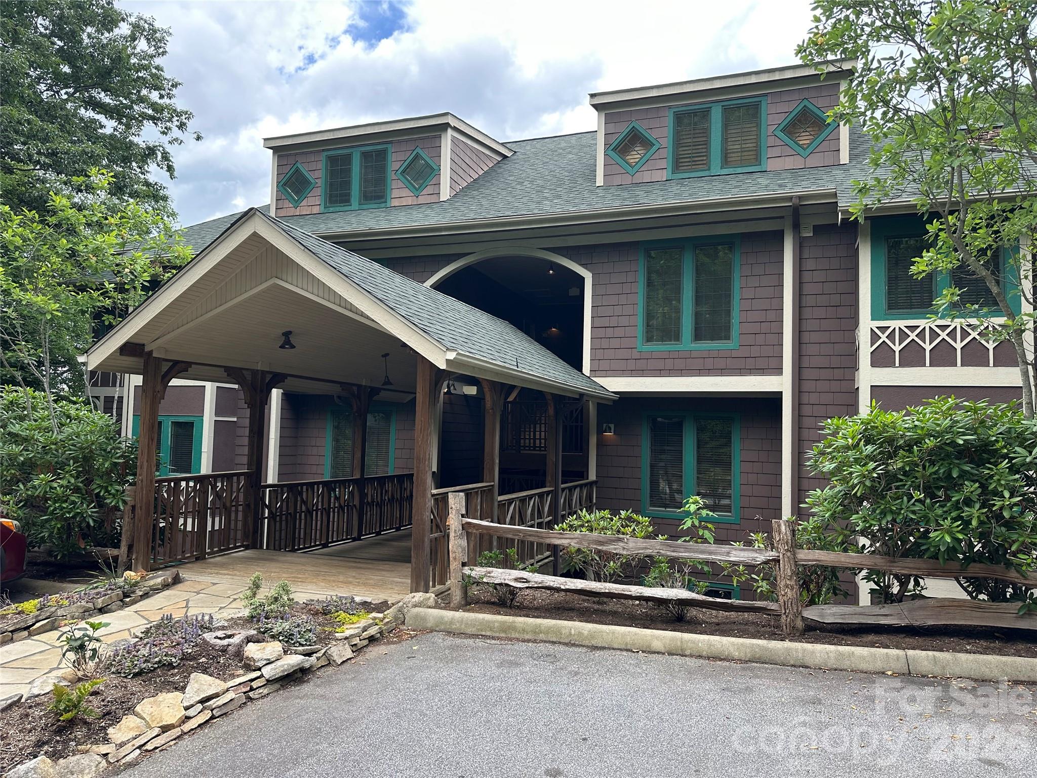 222 Creekside Way #D/101 — Burnsville