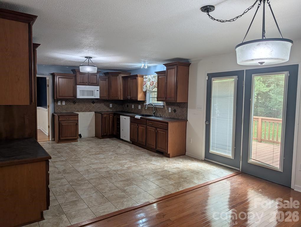 111 Midway Lake Road — Mooresville