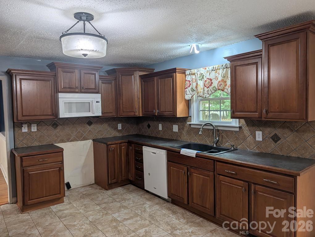 111 Midway Lake Road — Mooresville