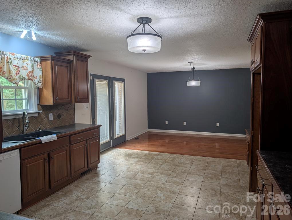 111 Midway Lake Road — Mooresville