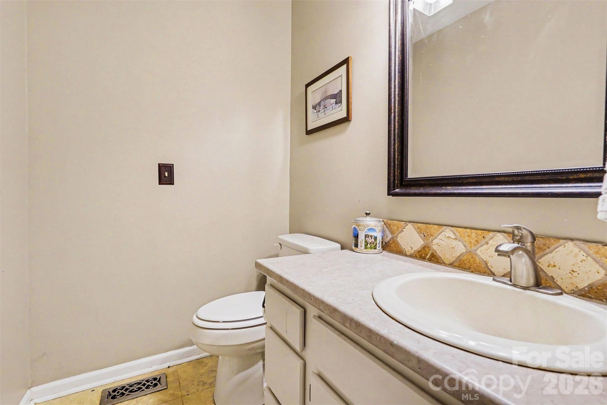 141 32nd Avenue NW — Hickory