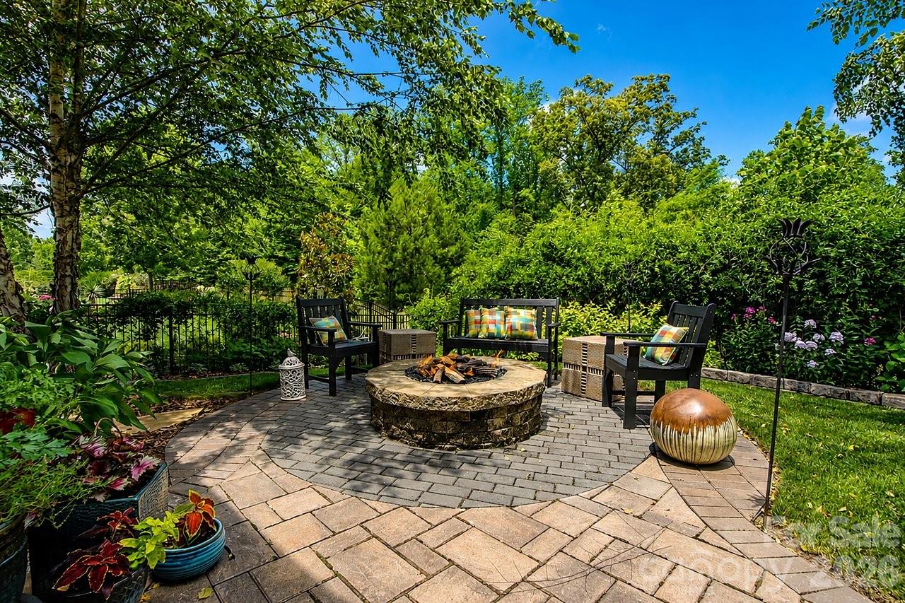 4854 Looking Glass Trail — Denver