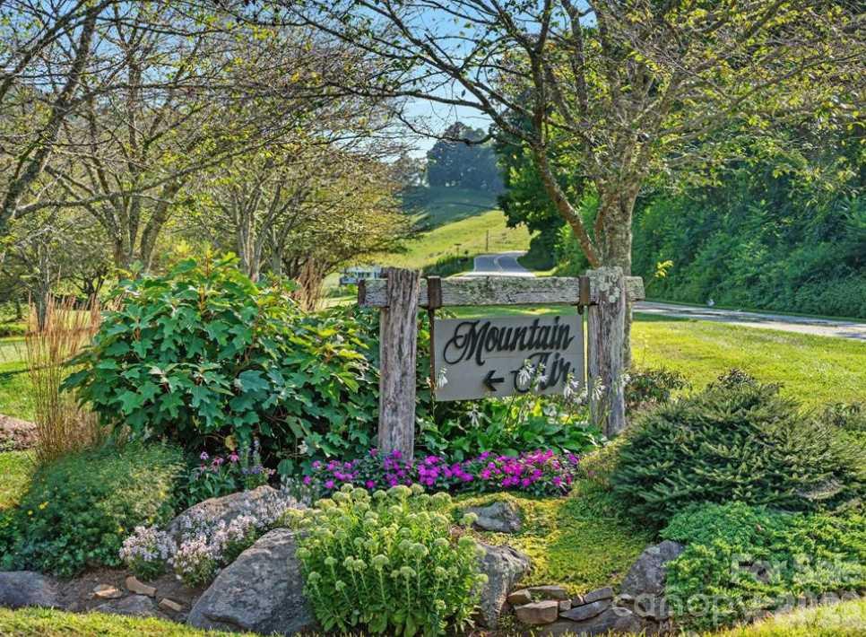 140 Falls Crossing Road — Burnsville