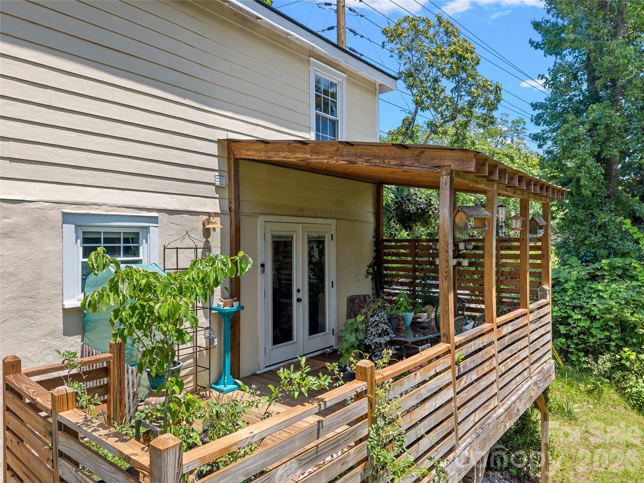 144 E Howard Street — Tryon