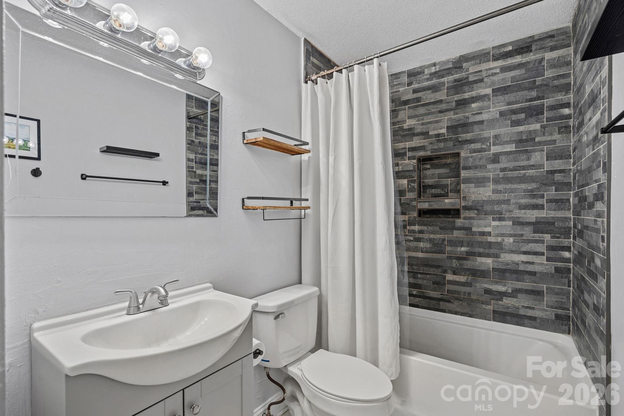 5662 Coulee Place — Charlotte