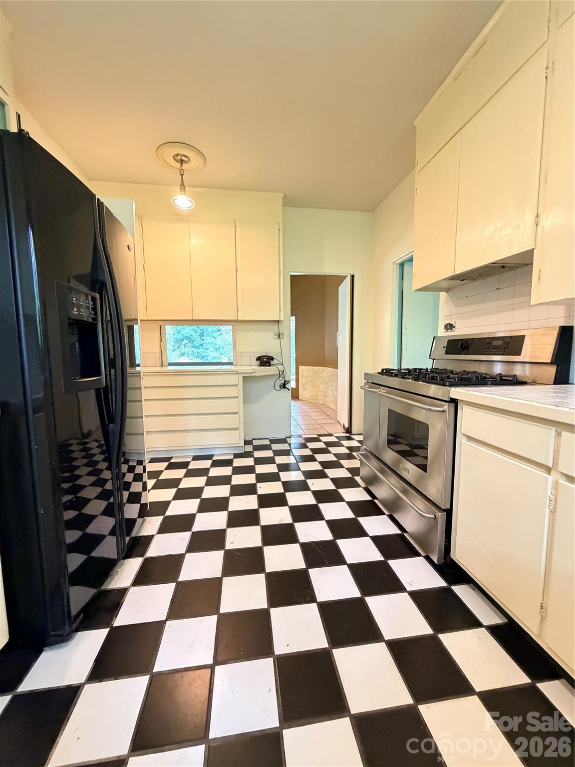 800 W 7th Street — Newton