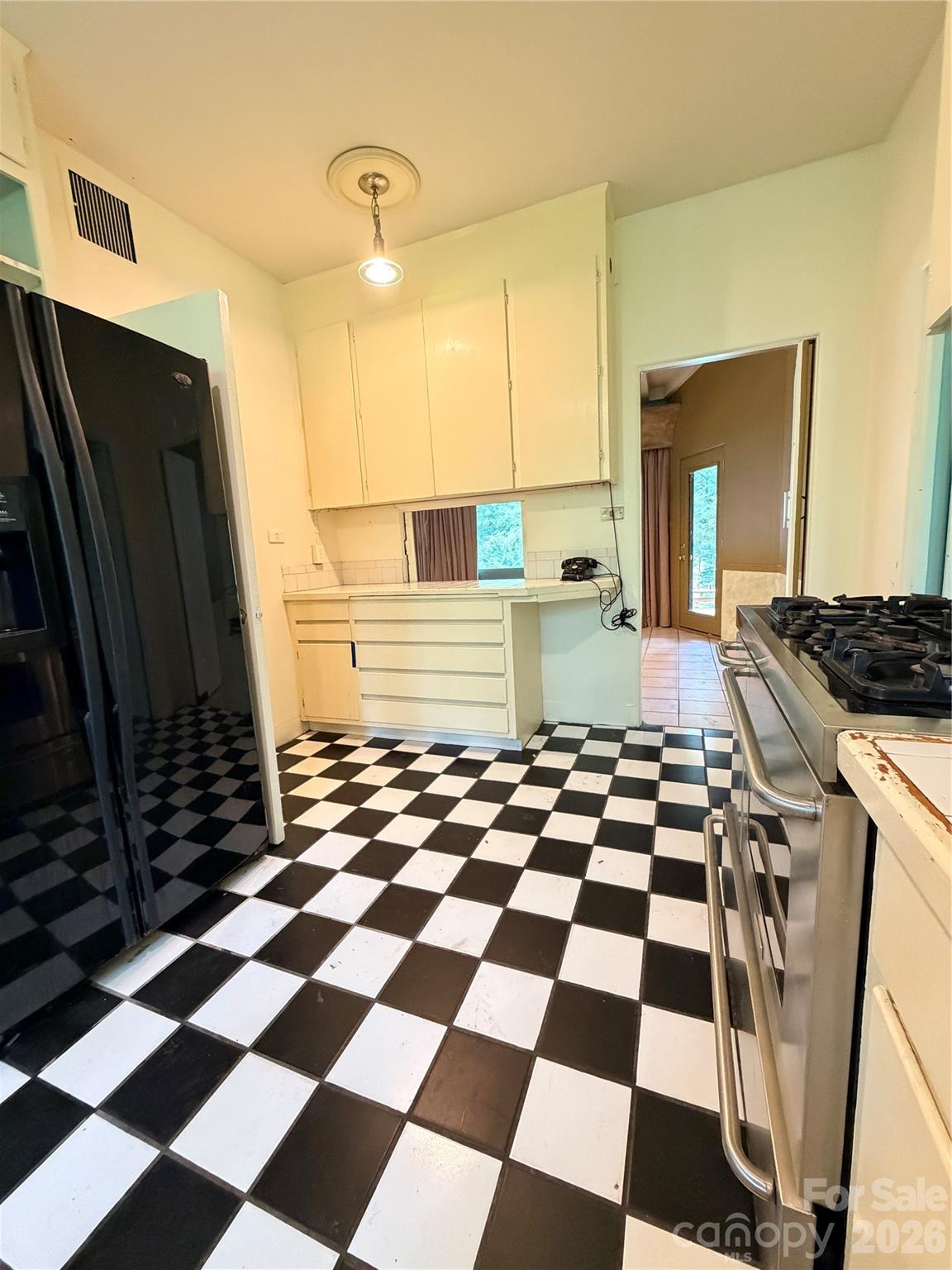 800 W 7th Street — Newton
