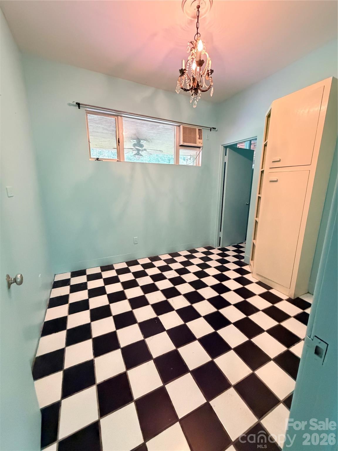 800 W 7th Street — Newton