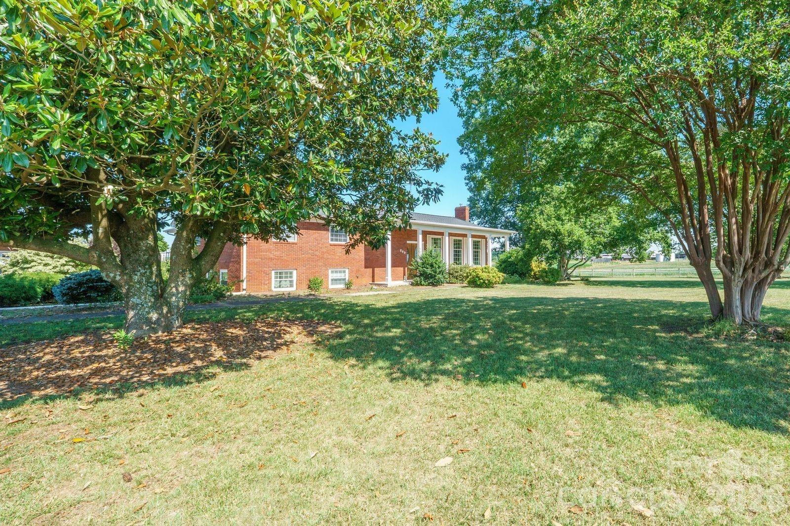 809 New Sterling Road — Stony Point