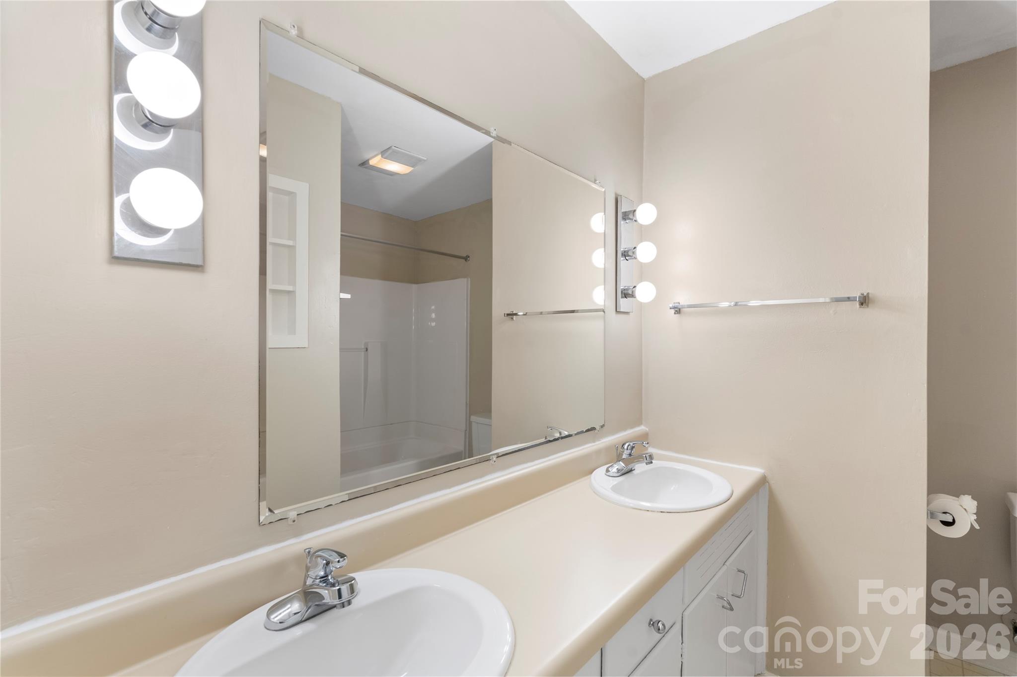 221 Kingsway Circle — Charlotte