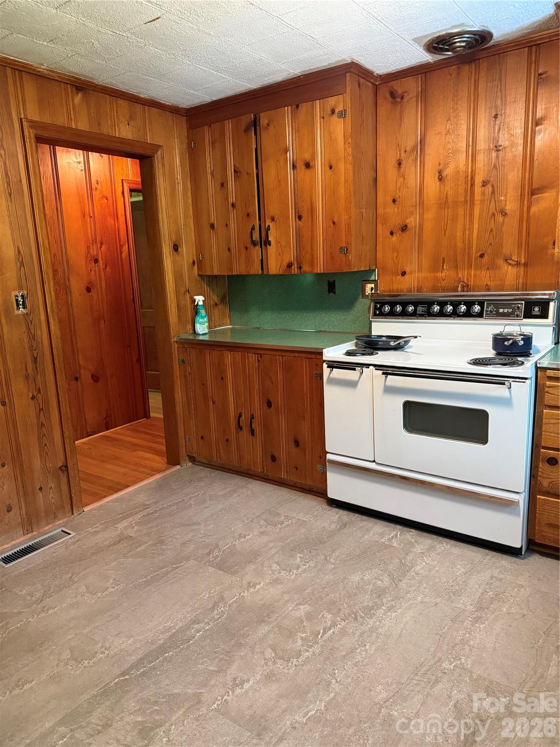 150 Cowan Lane — Tryon