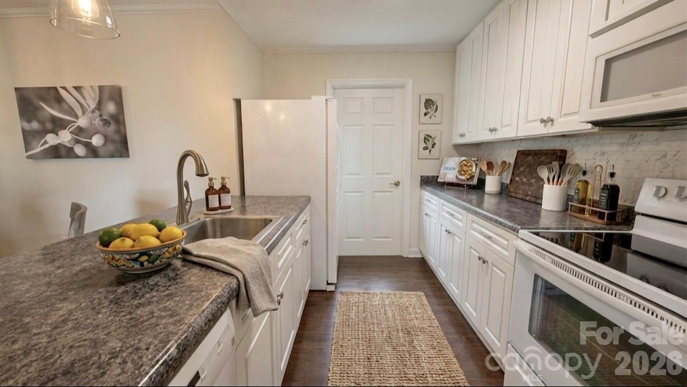 12334 Danby Road — Pineville
