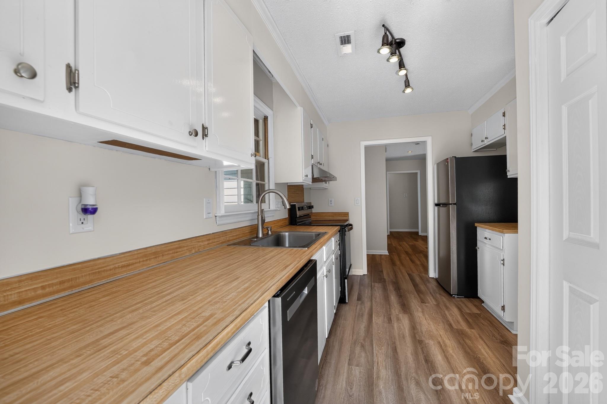 7812 Surreywood Place — Charlotte