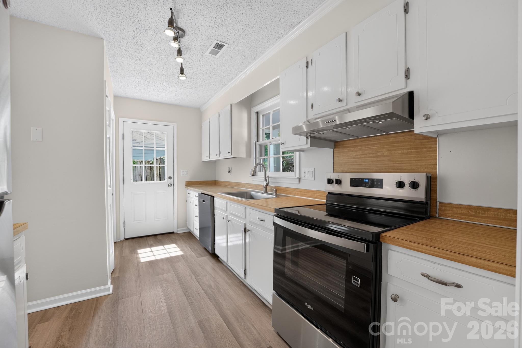 7812 Surreywood Place — Charlotte