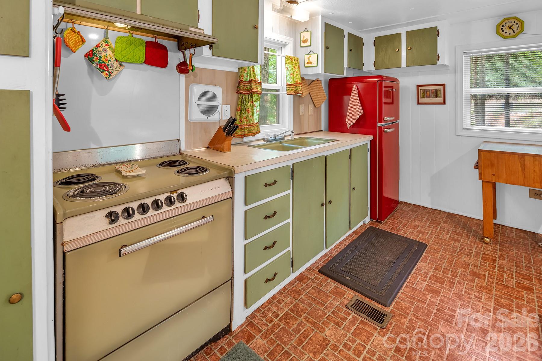 175 Elmwood Drive — Troy