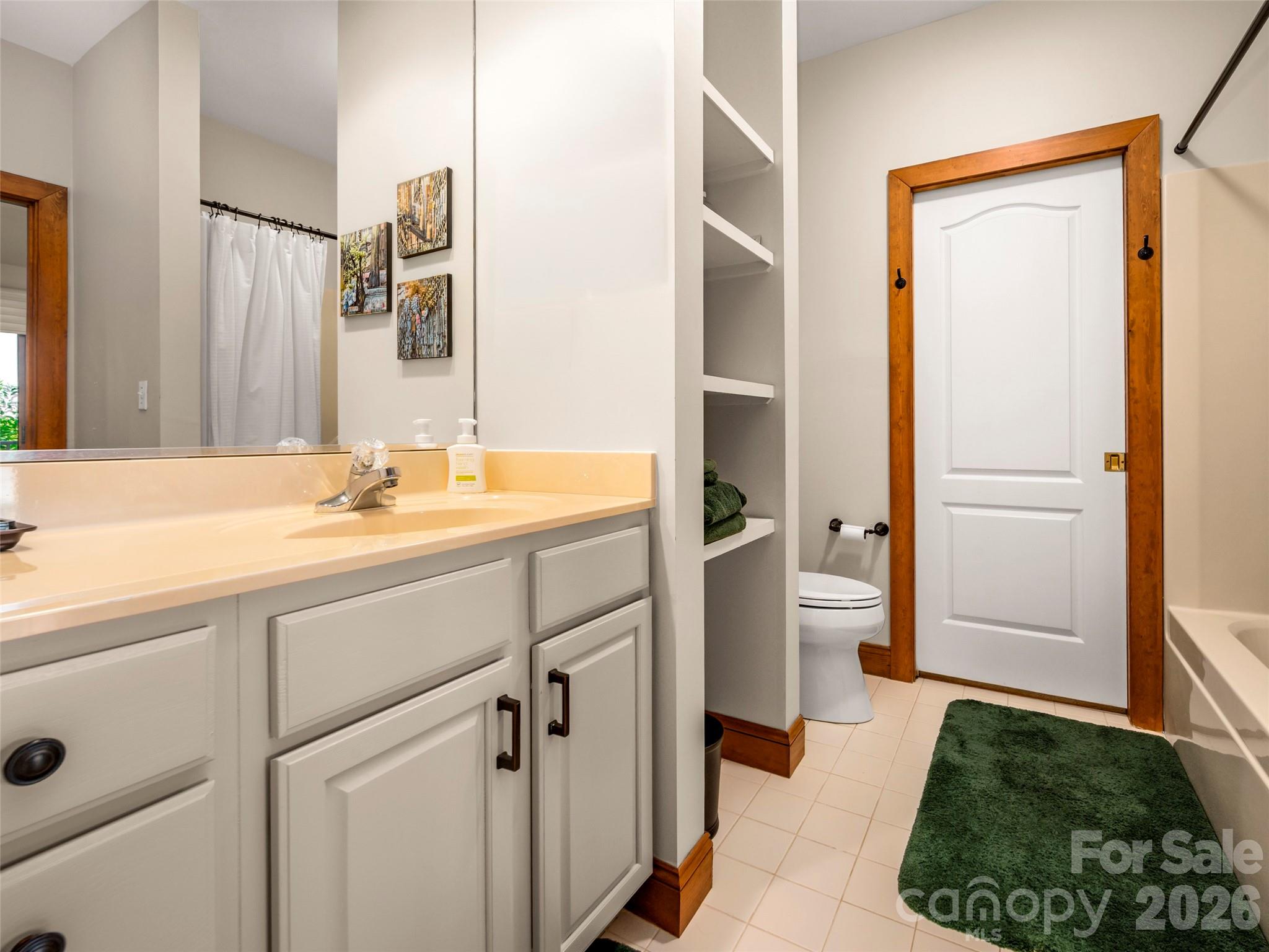 2 Meadow Ridge Lane — Hendersonville