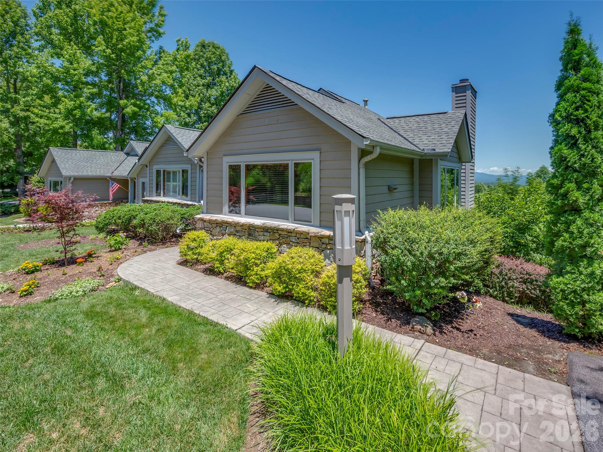 2 Meadow Ridge Lane — Hendersonville
