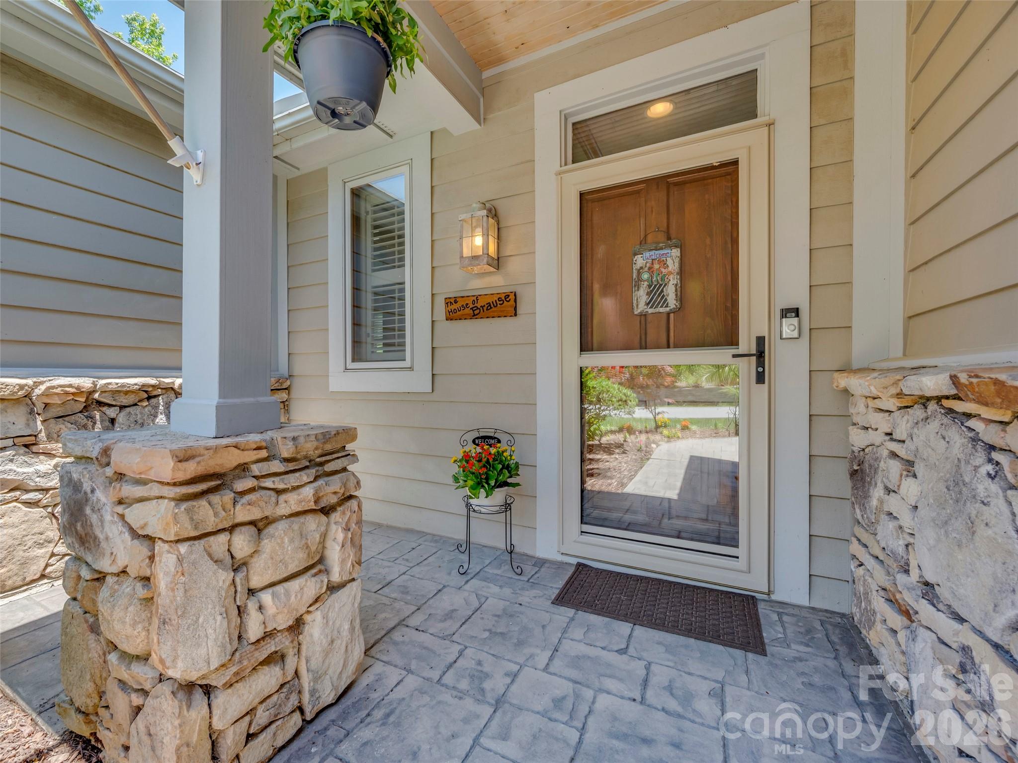 2 Meadow Ridge Lane — Hendersonville