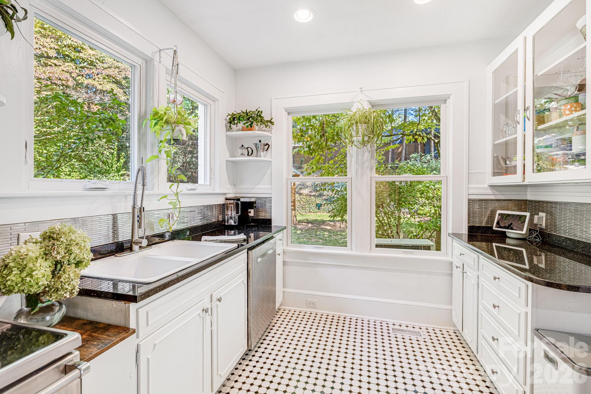 18 Robinwood Avenue — Asheville