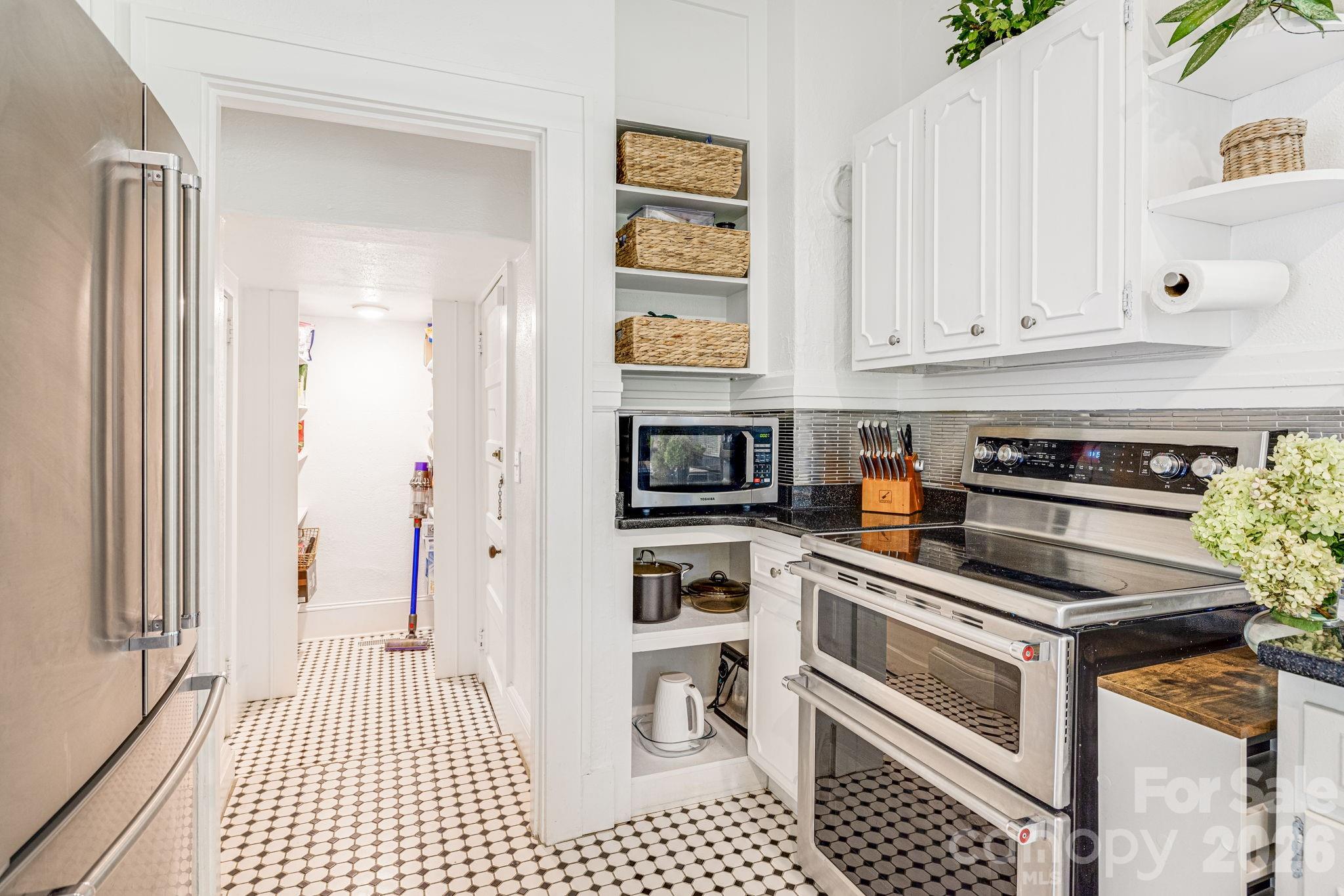 18 Robinwood Avenue — Asheville