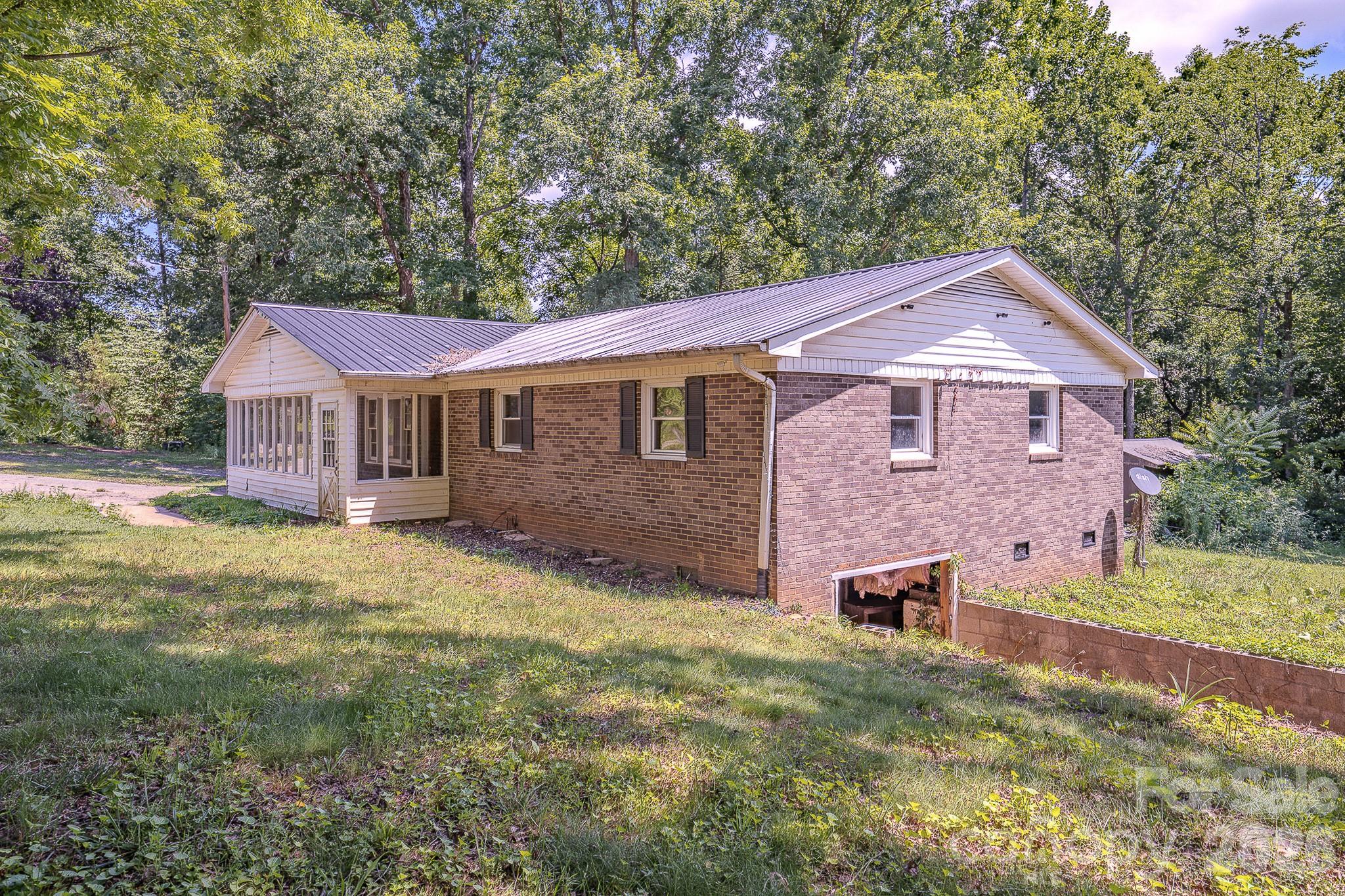 886 Pearidge Road — Bostic