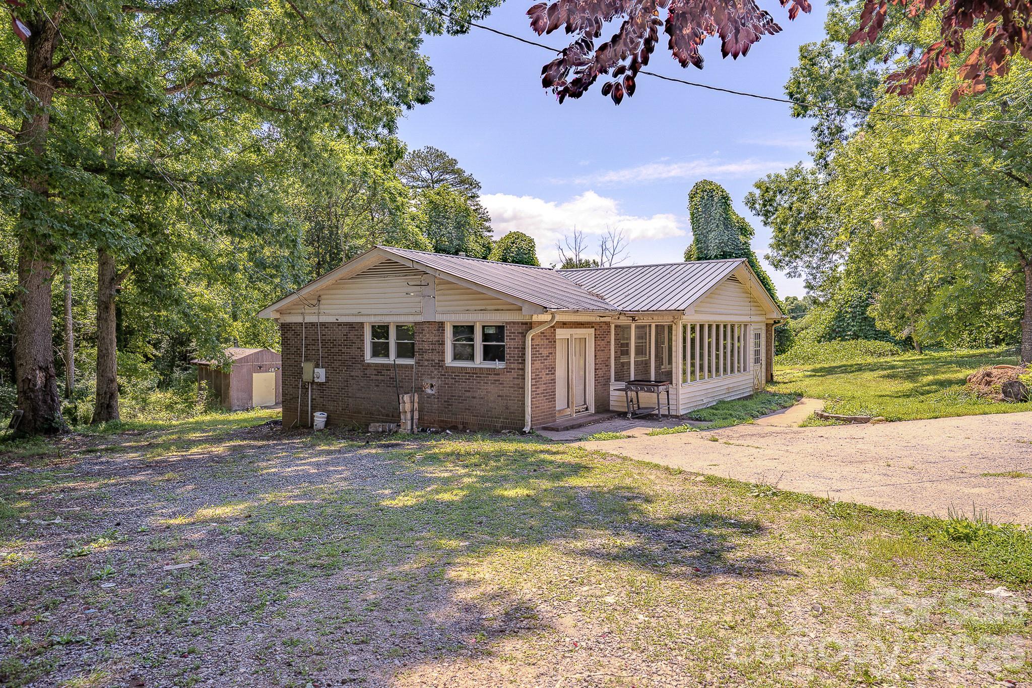 886 Pearidge Road — Bostic