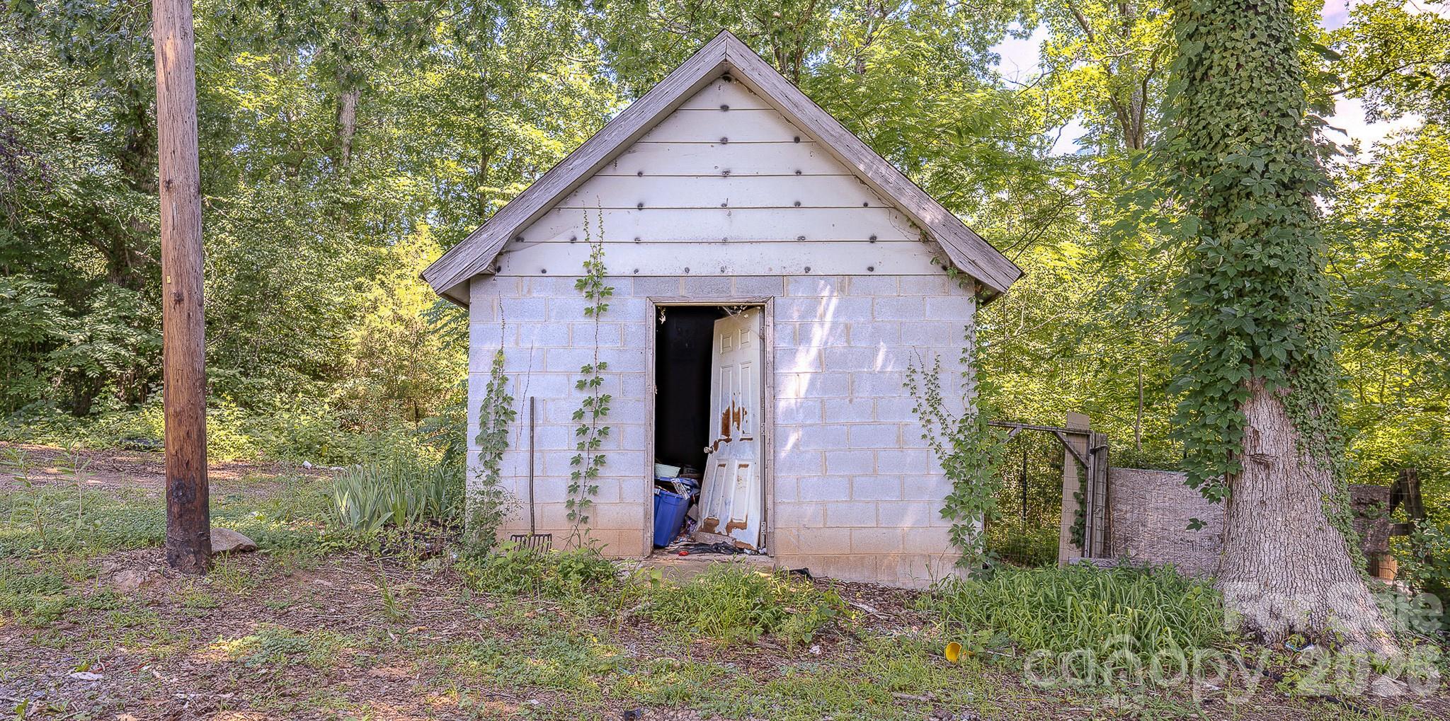 886 Pearidge Road — Bostic