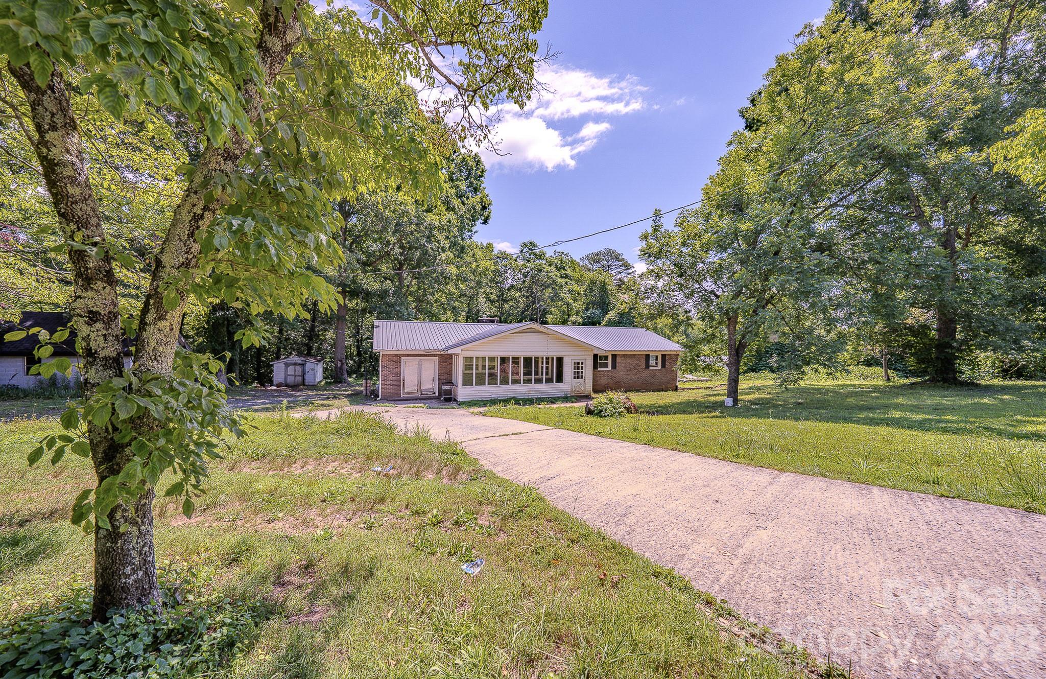 886 Pearidge Road — Bostic