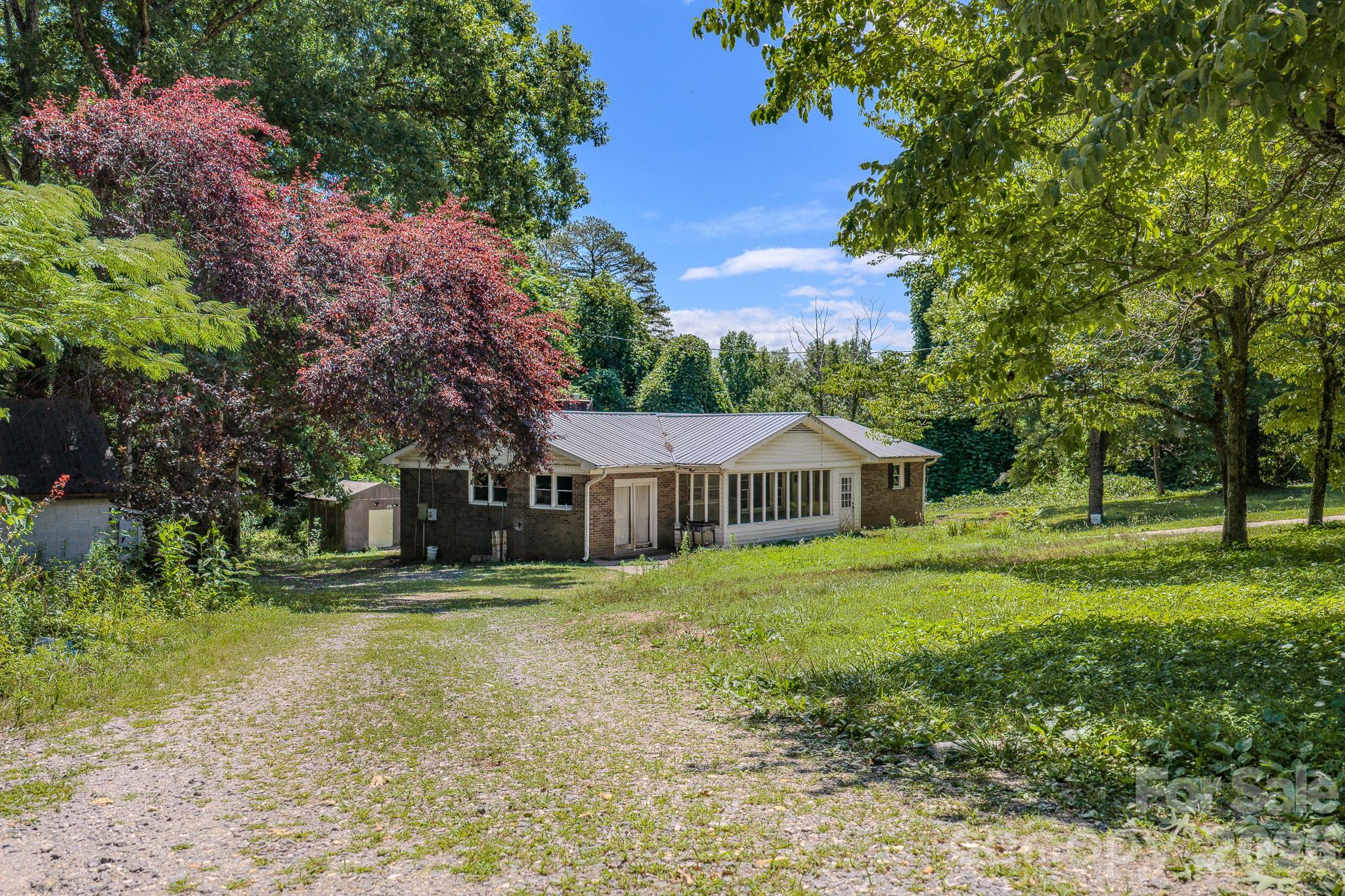 886 Pearidge Road — Bostic