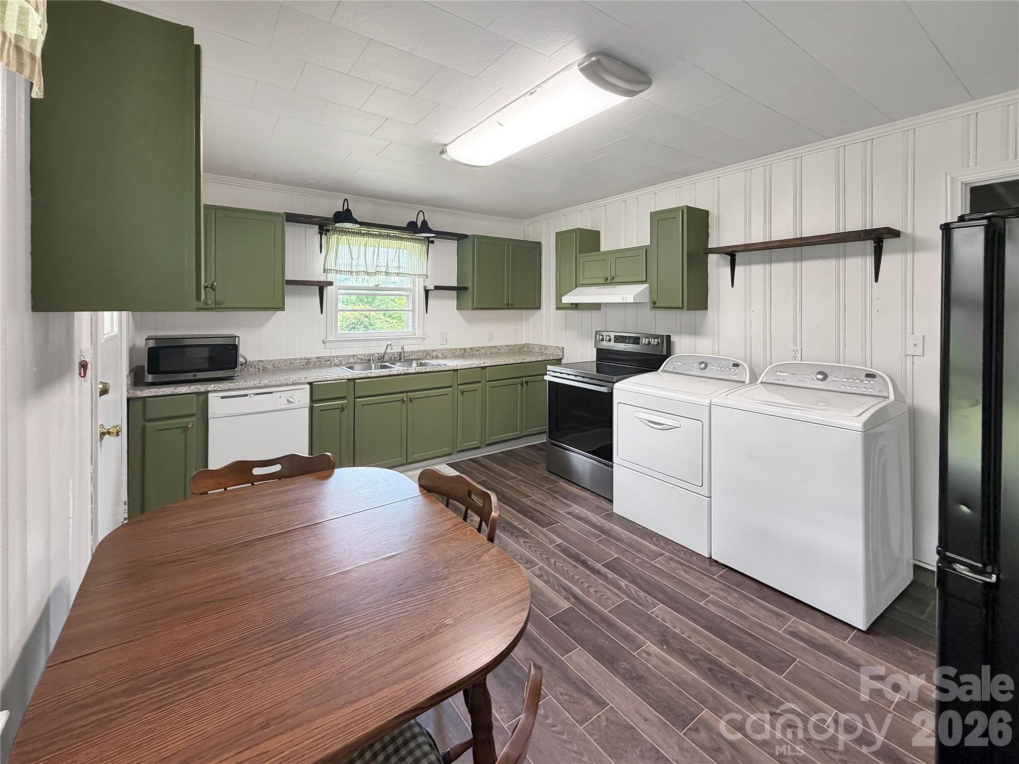 113 Pinewood Avenue — Clinton