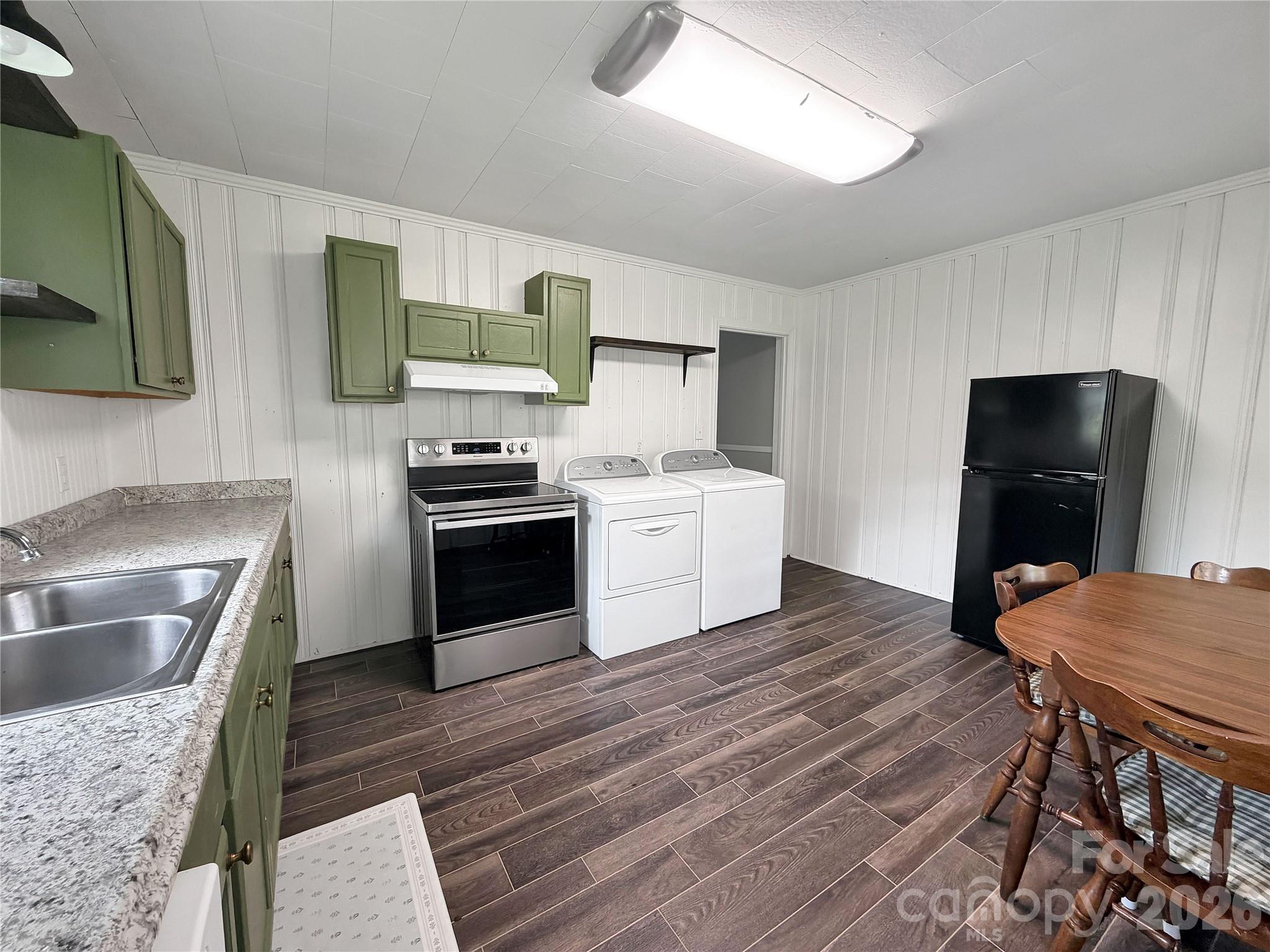 113 Pinewood Avenue — Clinton
