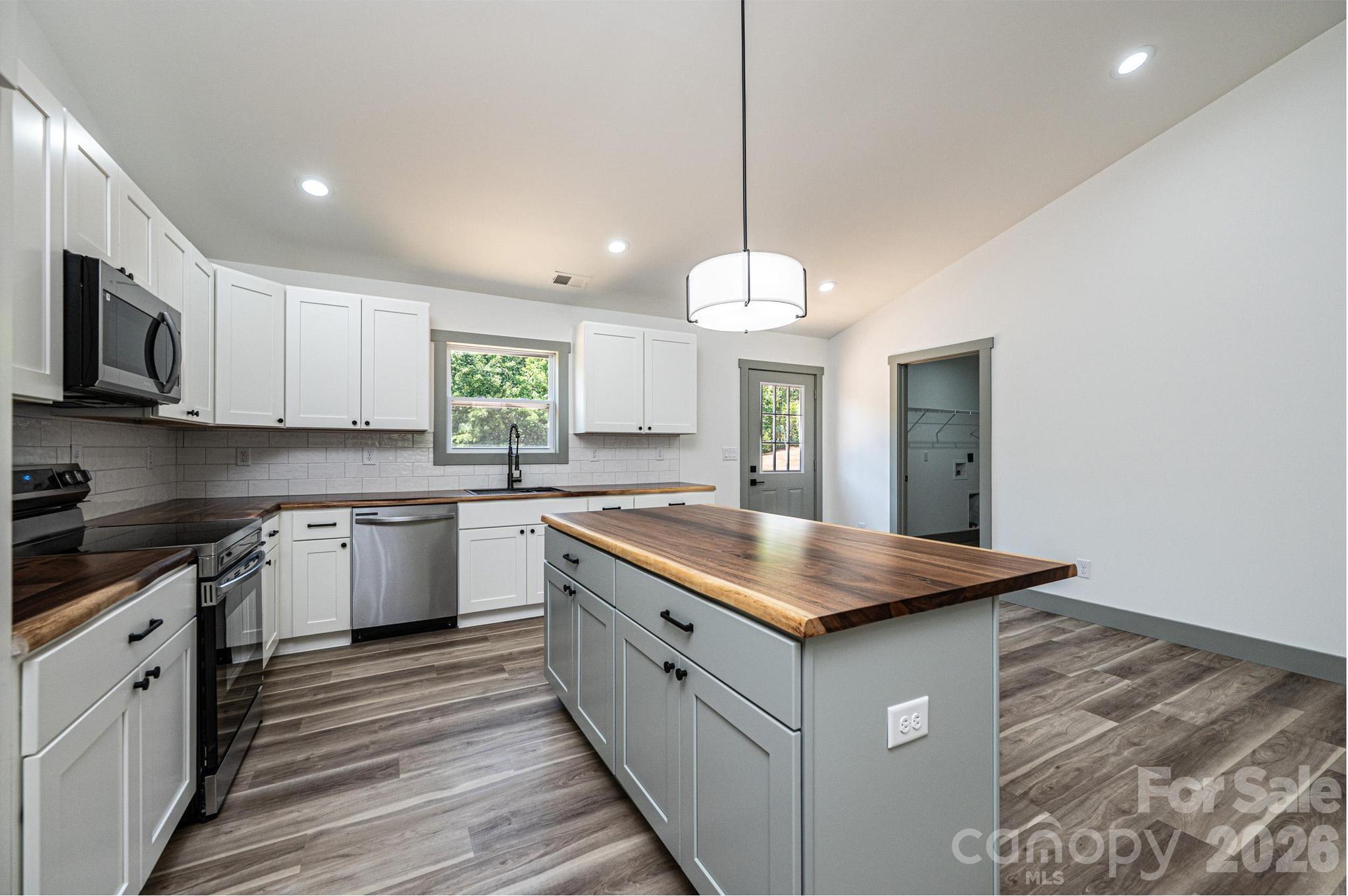 2033 Bailey Drive — Hickory