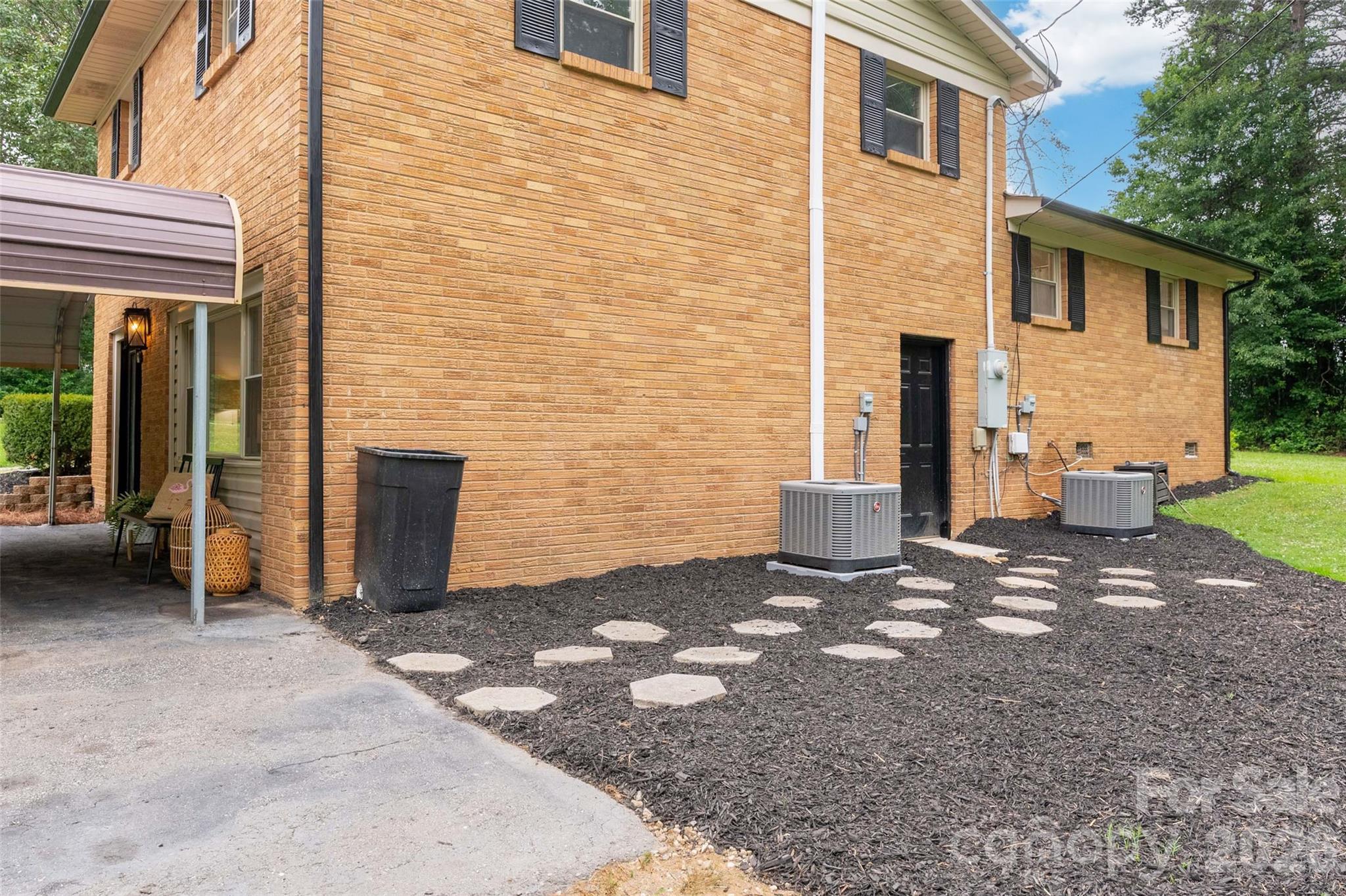 3339 Rhyne Forest Road — Iron Station