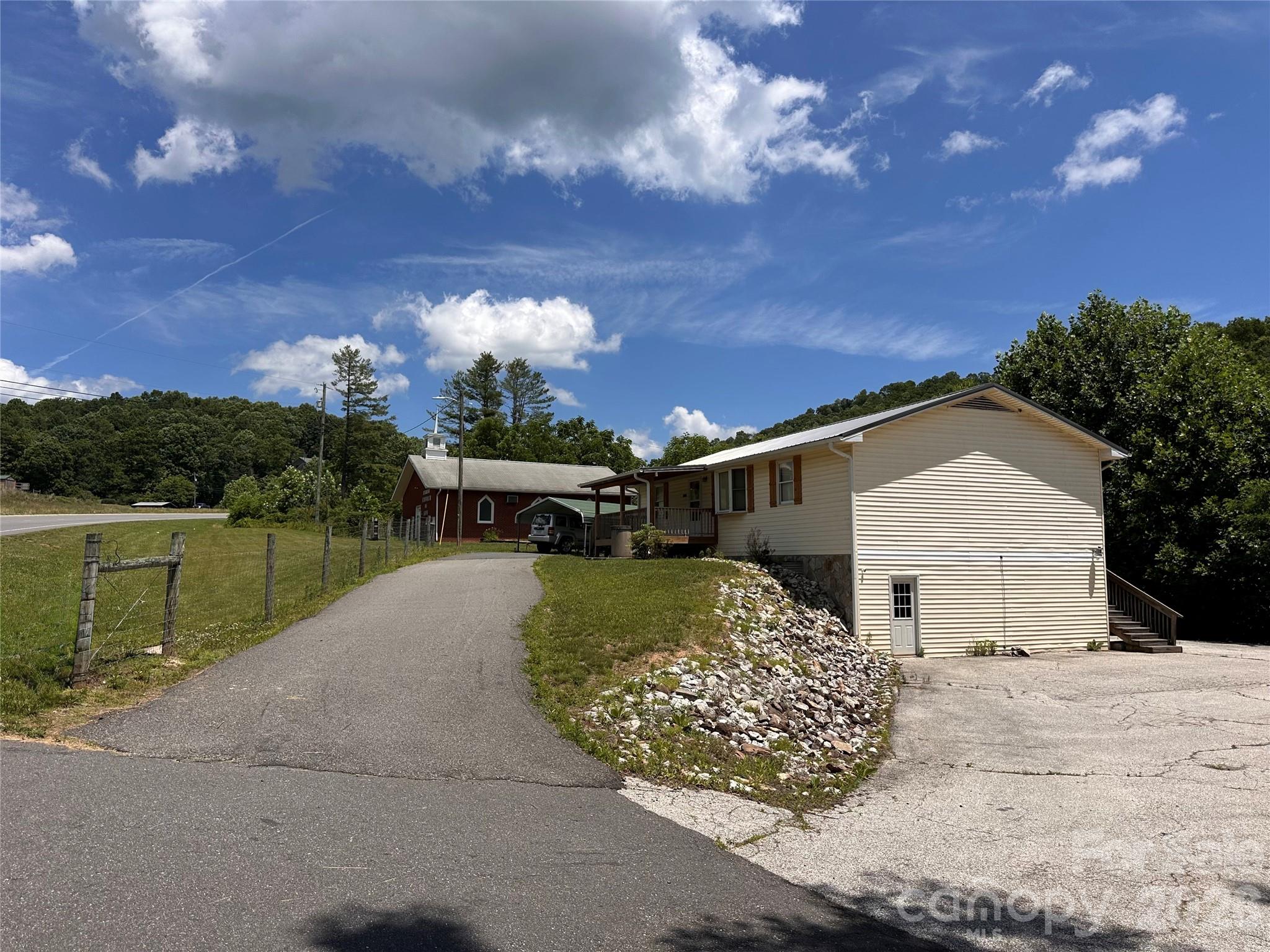 422 US Highway 19E Highway — Spruce Pine