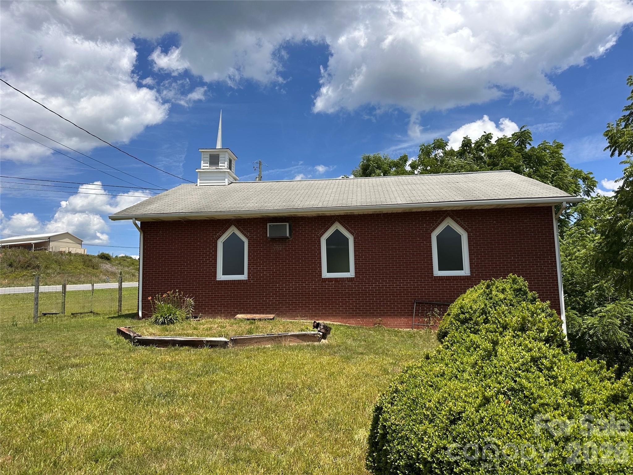 422 US Highway 19E Highway — Spruce Pine